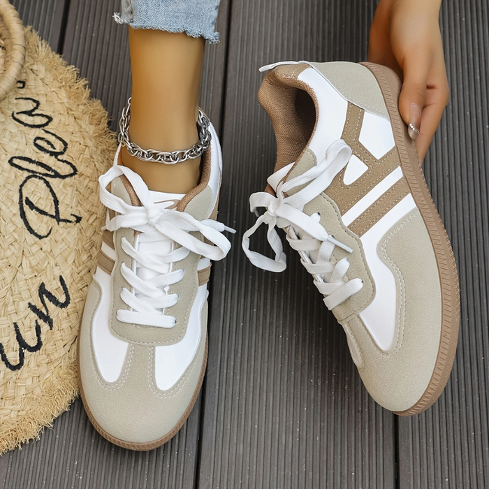 Dam Sneakers med Brett Tåutrymme och Snörning