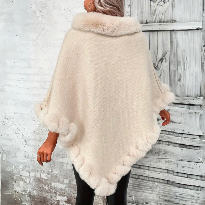 Stickad Cape med Pompomdetaljer för Kyla